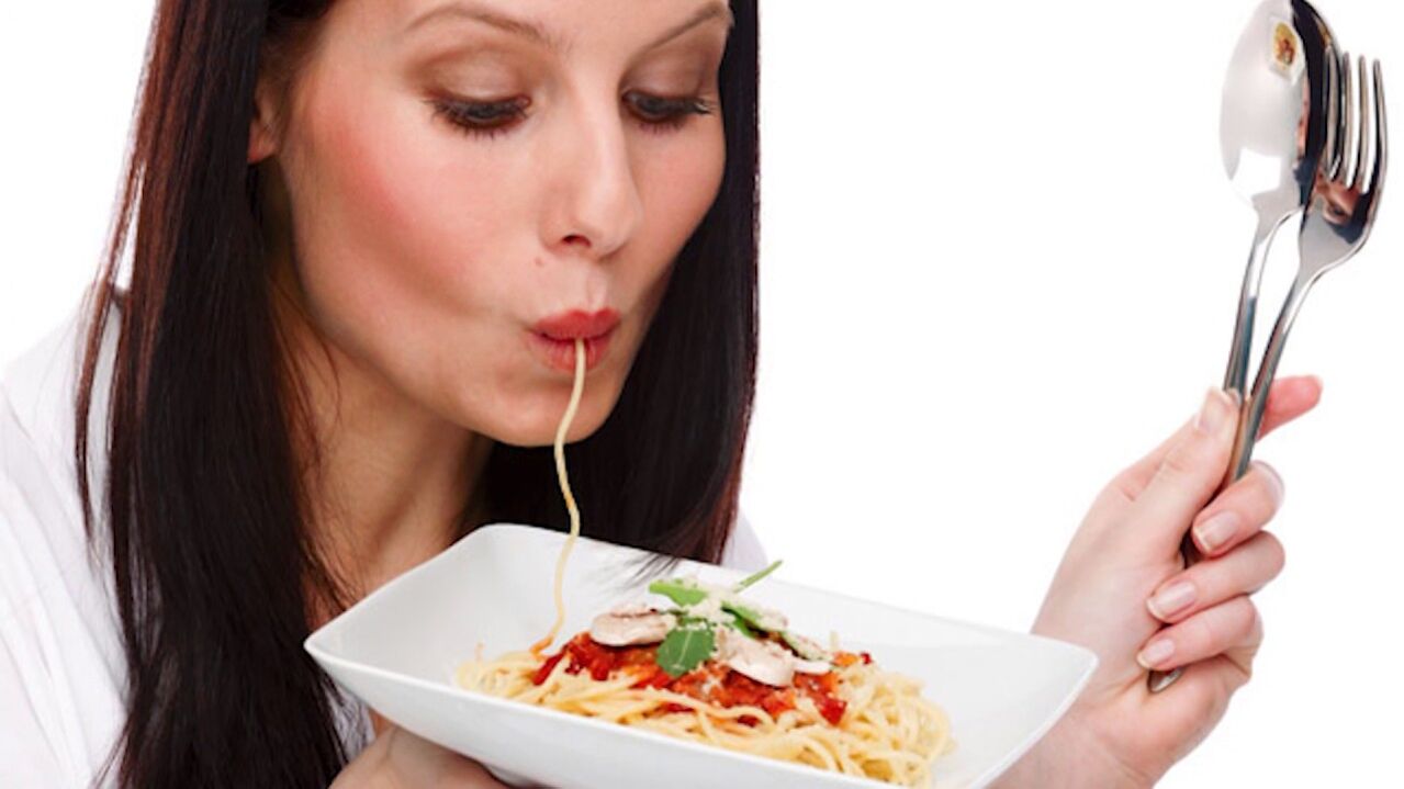 naine, kes sööb kõhu salendamiseks spagette
