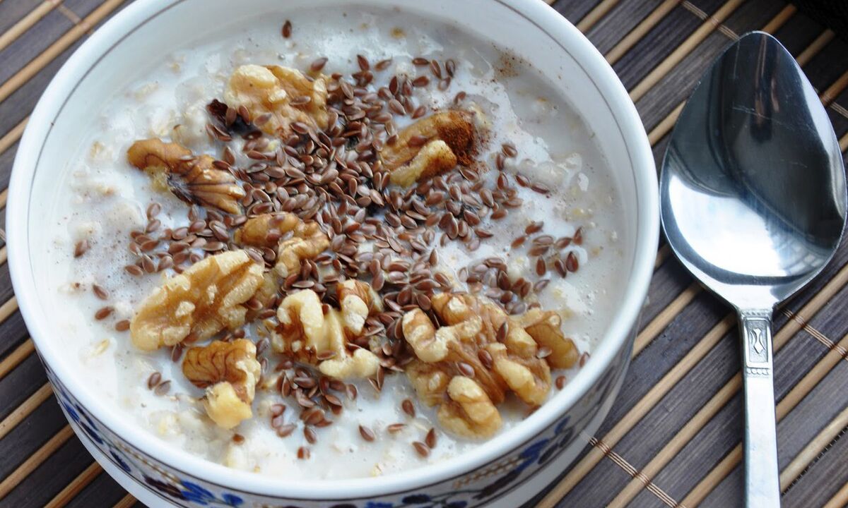 Linaseemnepuder piimaga – tervislik hommikusöök kehakaalu langetavate dieedis