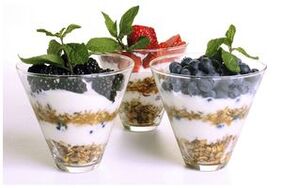 kaerahelbed jogurti ja marjadega õigeks toitumiseks ja kehakaalu langetamiseks